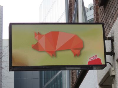 840657 Afbeelding van het uithangbord van het 'Instituut voor Publieke Waarden' (Varkenmarkt 18A) te Utrecht.